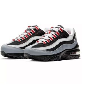 ✔️🔴⚫️⚪️Nike Airmax 95’s size 2Y